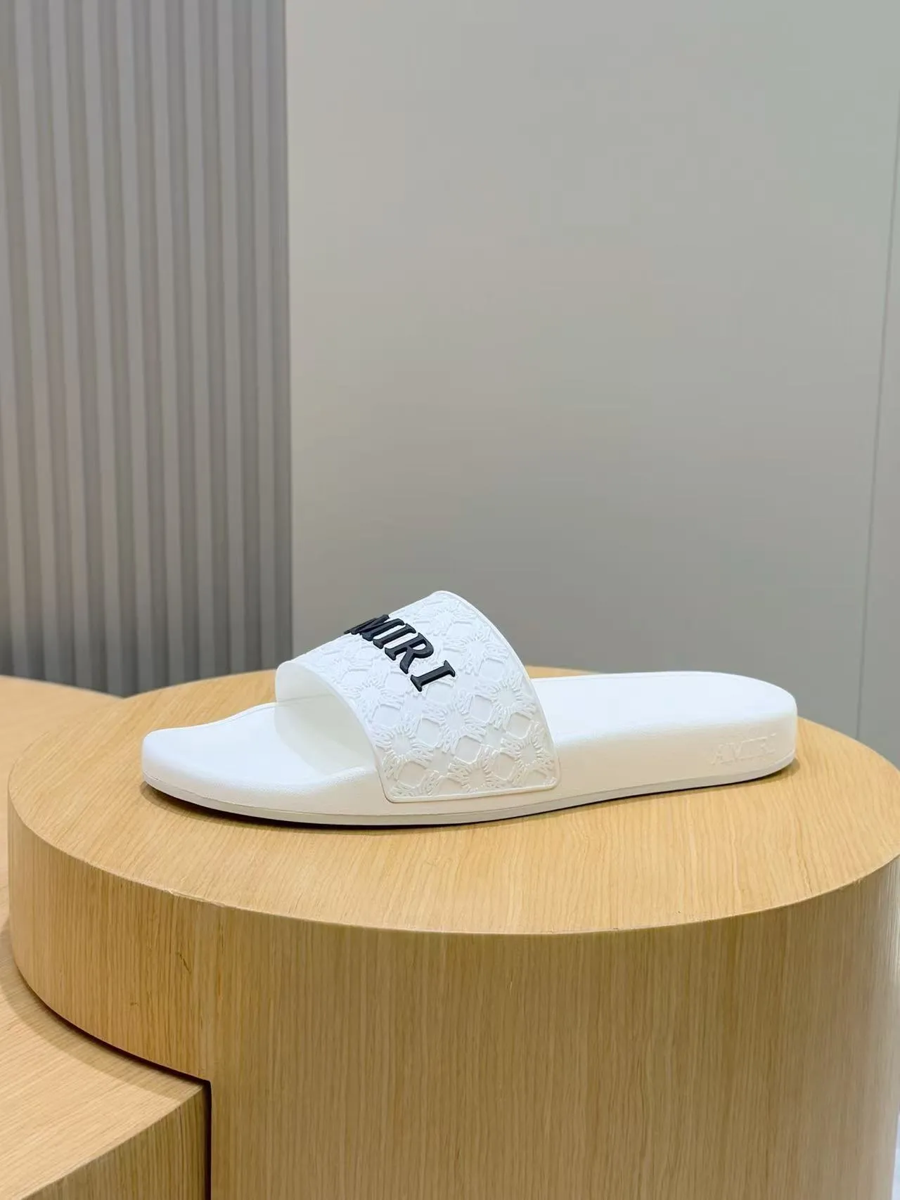 [AMIRI* Emil] P: 300💰 Size: 39-45 Official website new original 1:1 AMIRI* Emil classic men's slippers, high-end boutique, original material, TPU upper, foam bottom, fine workmanship, casual, loose and comfortable, a must-have in summer.
